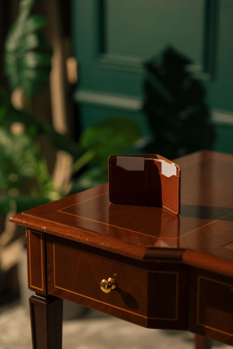 minimalist desk wallet decluttering
