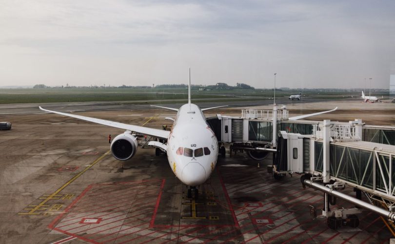 How to Save on Holiday Travel: Timing, Booking, and Money Hacks