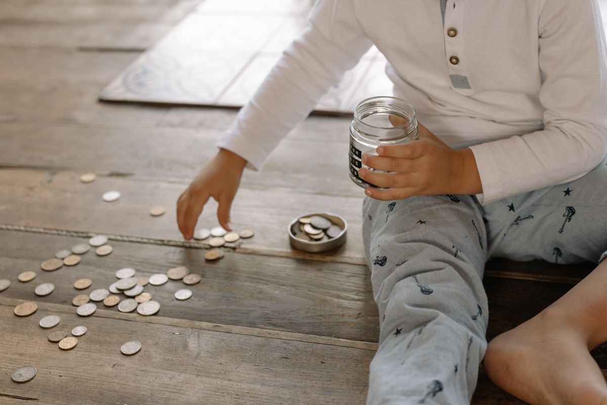 kid piggy bank saving allowance